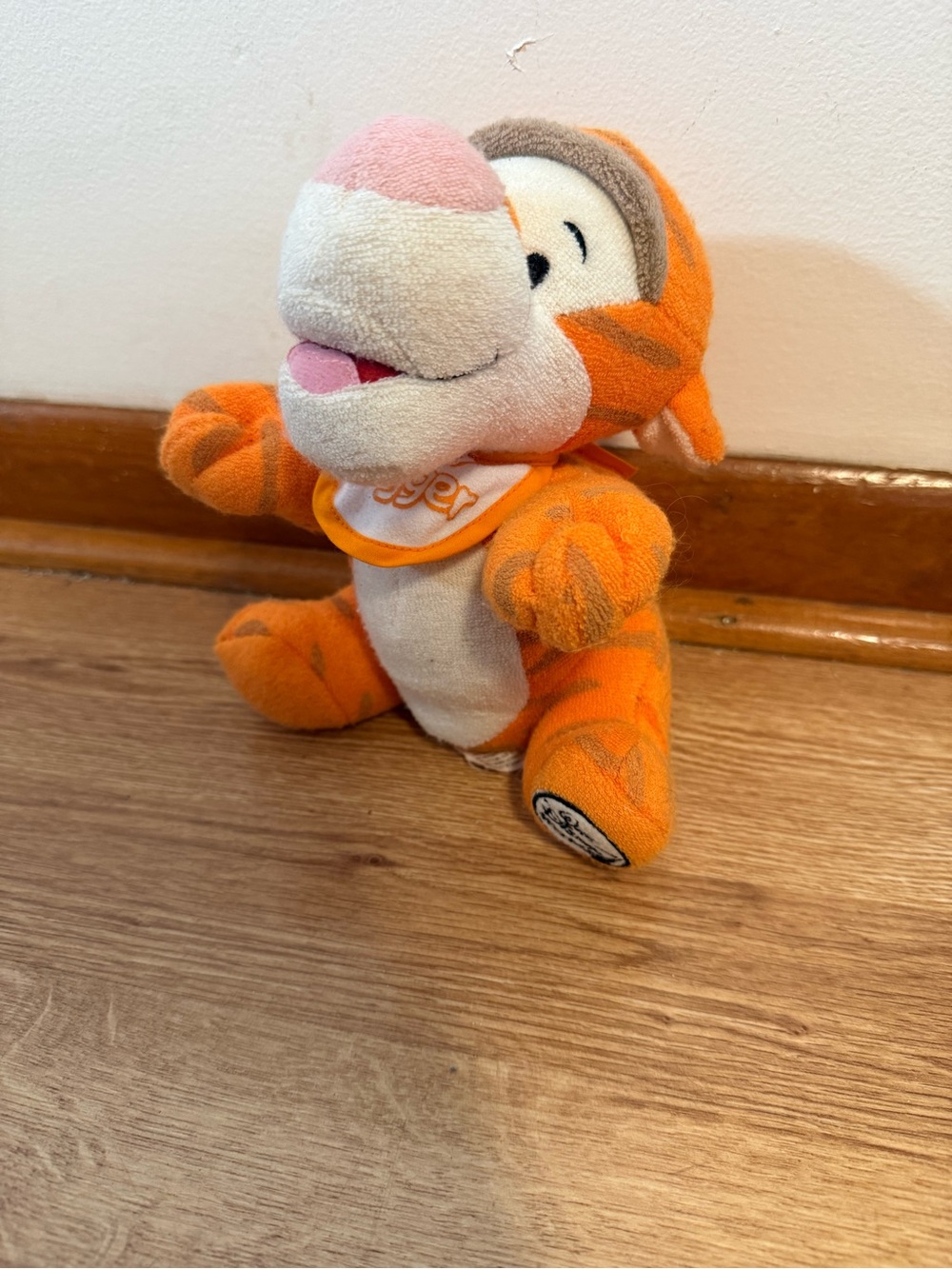 Walt Disney World Baby Tigger Beanie w/ Tags Bib 8" Sitting (Winnie the Pooh)